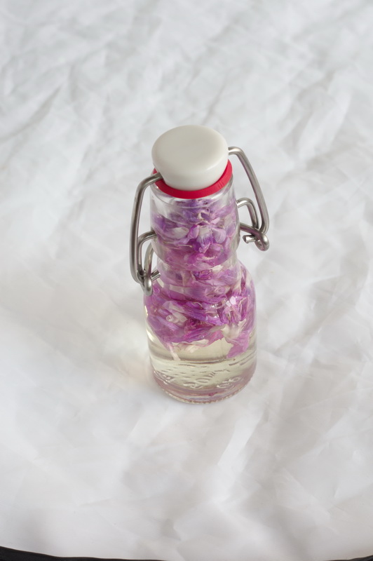 Salbeiblüten-Essig in der Flasche