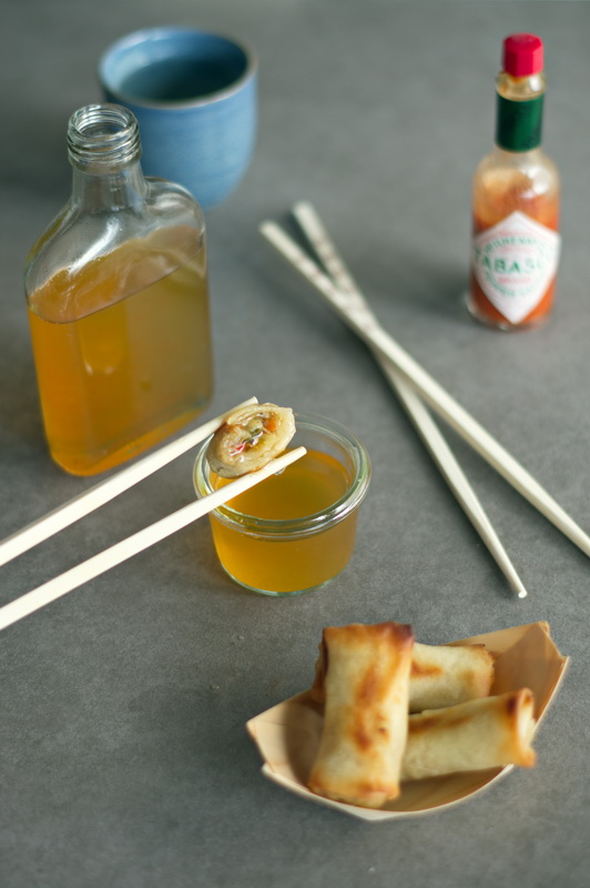 scharfer Tomatensirup mit Frühlingsrolle