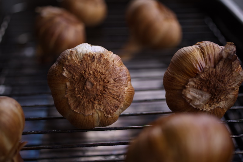 fertig geraeucherter knoblauch im ofen