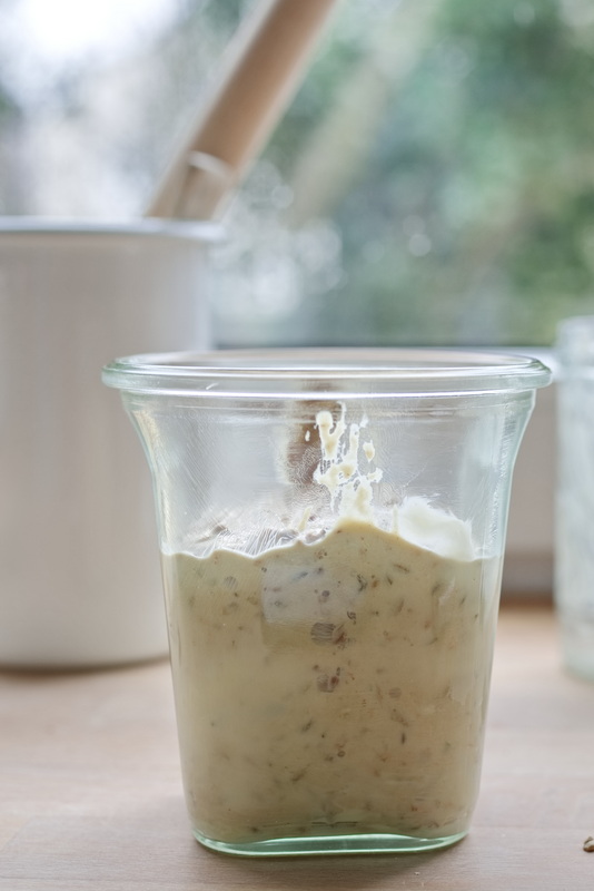 Vollkornbrot abgefüllter Teig im Glas