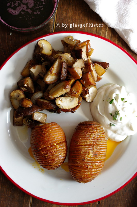 Ich habe die Faecherkartoffeln mit Champignons und Tzaziki serviert