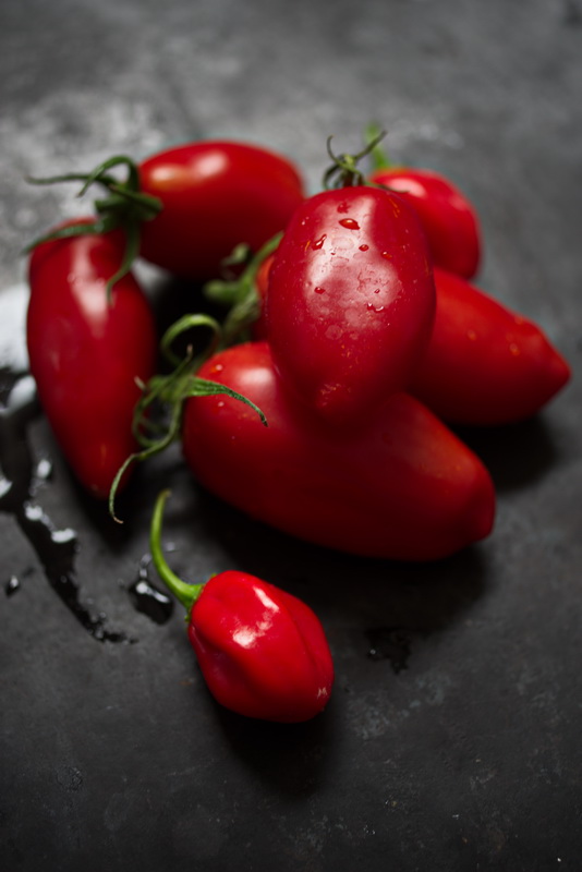 scharfe Chilis und rote Tomaten für die Habanero Sauce