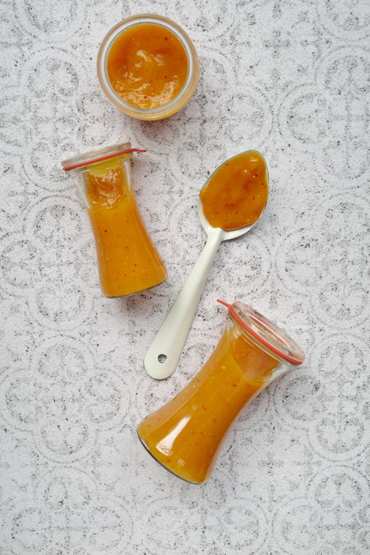 In kleinen Flaschen eingekochte Mango Chilli Sauce