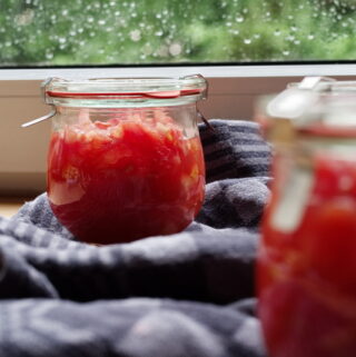 stückige Tomaten im Glas