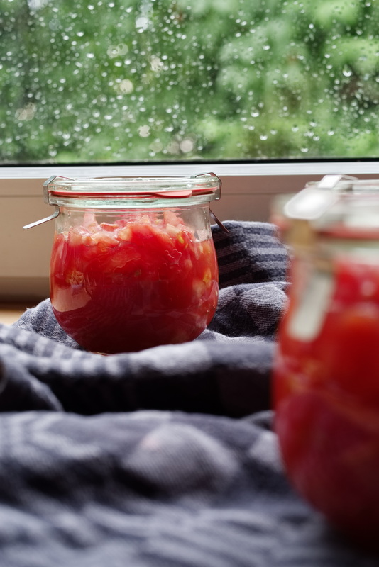 stückige Tomaten im Glas