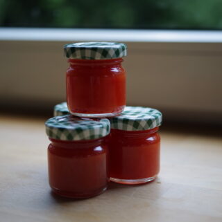 Tomatenmarmelade in Minigläschen