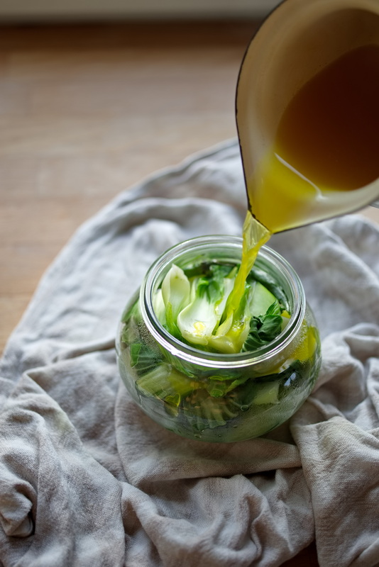 Sud wird in den Pak Choi Quick Pickle eingefüllt