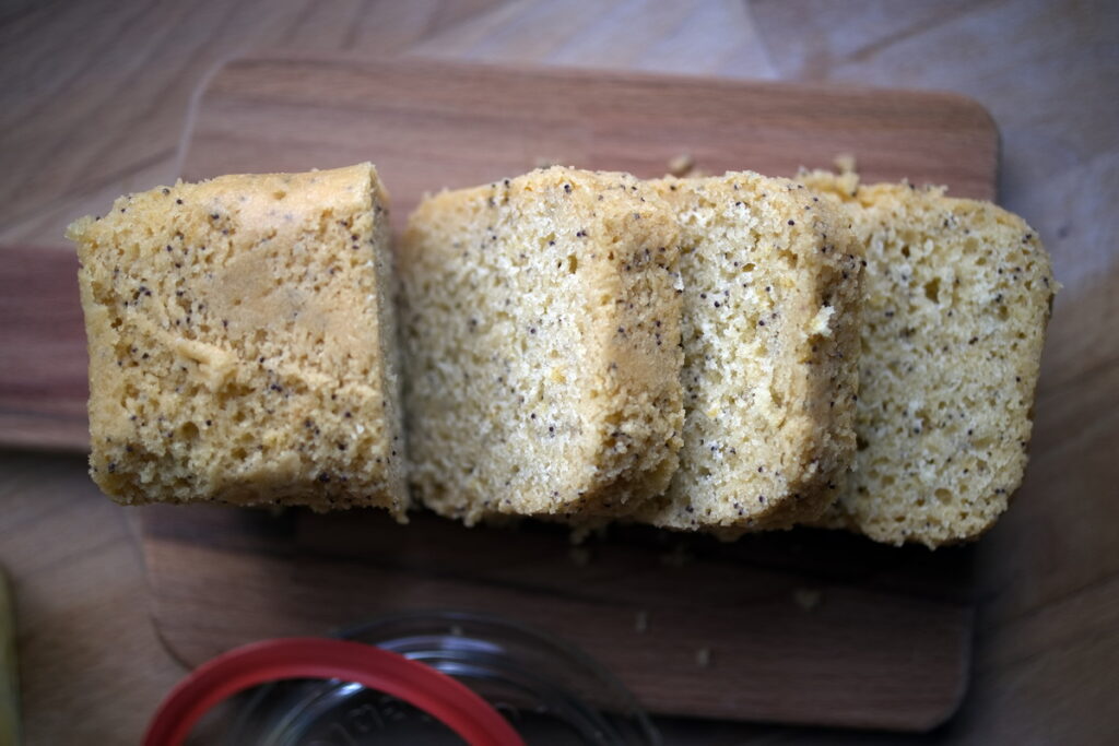 aufgeschnittener Zitronen Mohn Kuchen aus dem Glas