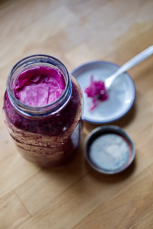 Ein Blatt verhindert, dass das lila Kraut aufsteigt im Glas