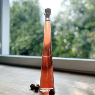 Erdbeerlikör in einer schönen hohen Flasche