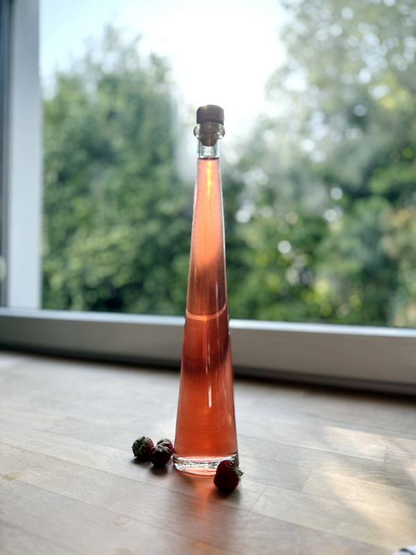 Erdbeerlikör in einer schönen hohen Flasche
