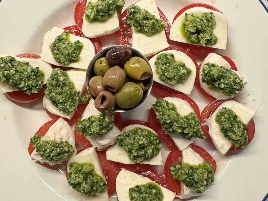 Caprese mit selbstgemachtem Mozzarella udn sebstgemachtem Pesto!